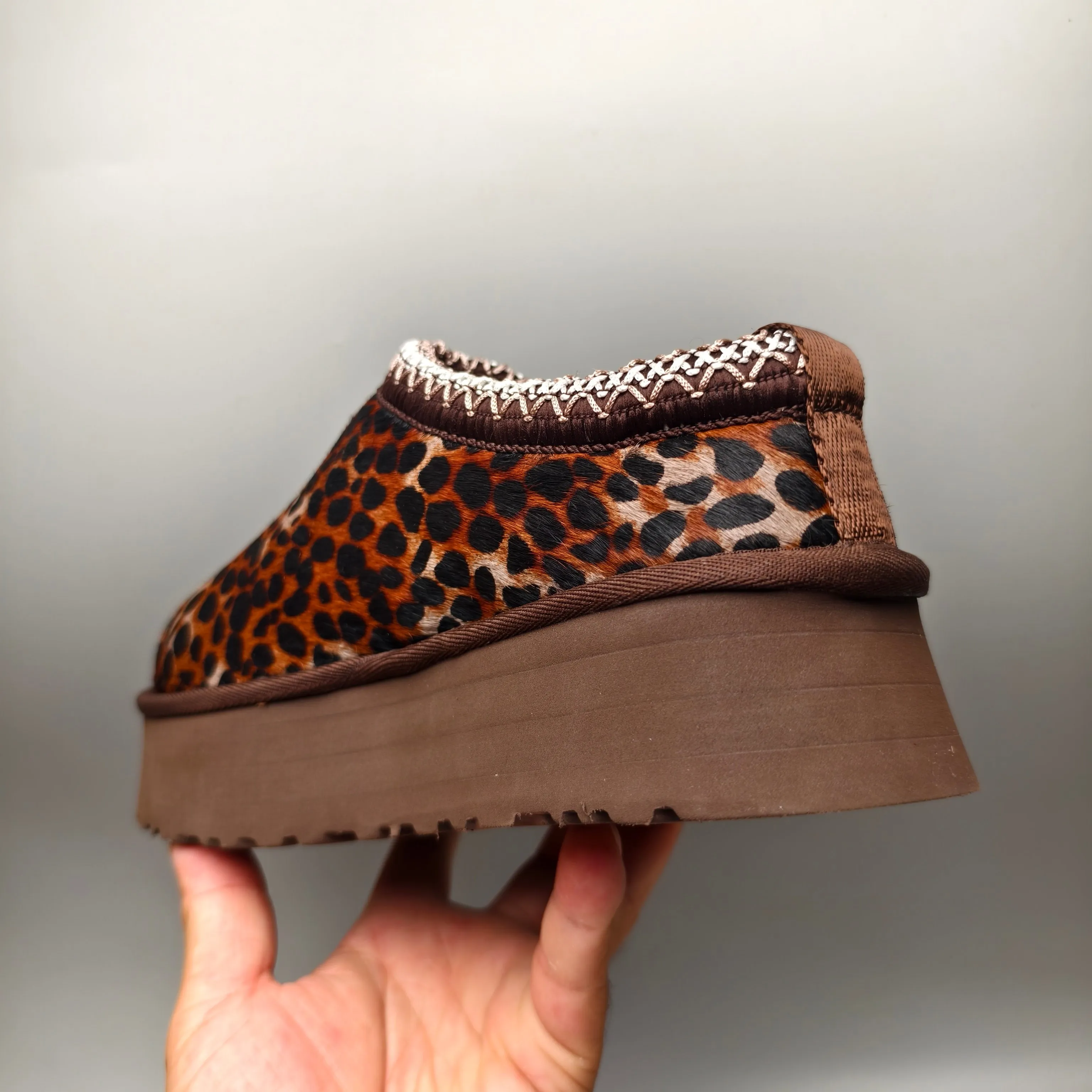 💰520 UGG sheepskin all-in-one snow boots 8430 co-branded trendy thick-soled slip-on women's snow boots🐾~ 🍭 A co-branded trendy item launched with well-known designer brands Feng Chen Wang and TELFAR. Zhou Dongyu & Wang Jiaer’s same style Fang Kete boots. The slip-on design makes it easy to put on and take off, and can be used indoors or outdoors. The exotic hemming design is eye-catching, and it is definitely worth buying ~ 🍭Material: cowhide ➕sheep fur Outsole: rubber (Light Wing Technology) 🍭Color: clever leopard print 🍭Number: 35-41